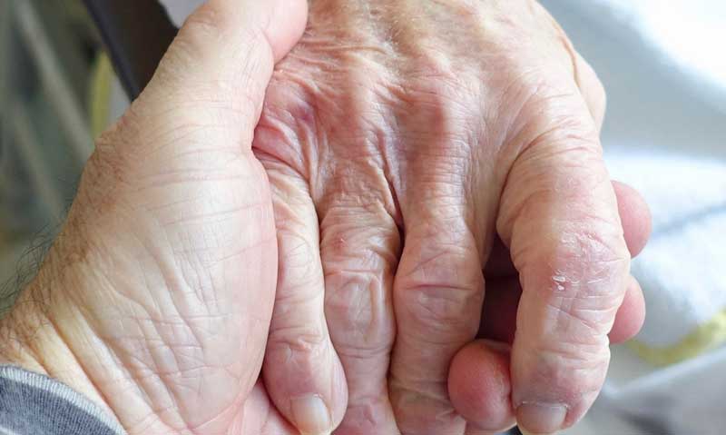 Die Hand einer alten Frau, die von der eines Mannes gehalten wird, Stichwort Einsamkeit.
(c) Pixabay.com