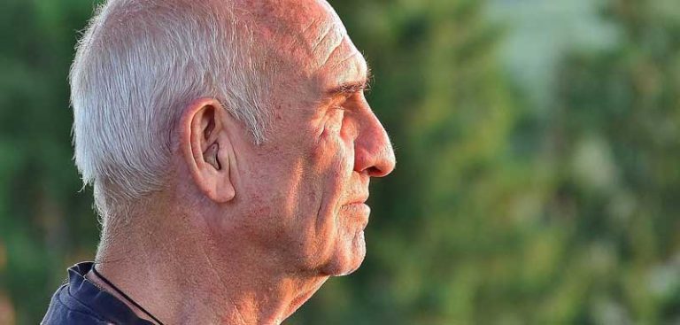 Der Kopf eines alten Mannes, der in die Natur schaut. (c) Pixabay.com
