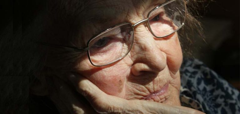 Der Kopf einer alten Frau mit Brille. (c) Pixabay.com