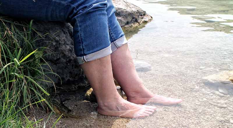 Die Füße einer Frau in seichtem Wasser.
(c) Pixabay.com
