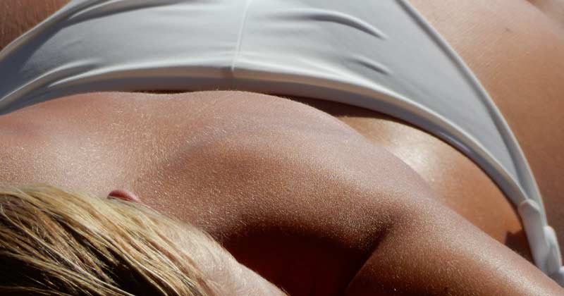 "Sonne ohne Reue" – auf die Hautkrebsvorsorge nicht vergessen! 1 Der Rücken einer Frau beim Sonnenbaden, Stichwort Sonne ohne Reue.
(c) Pixabay.com