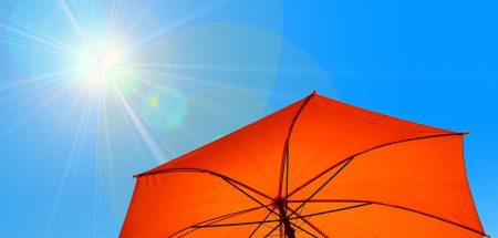 Sonne, blauer Himmel und ein Sonnenschirm. (c) Pixabay.com