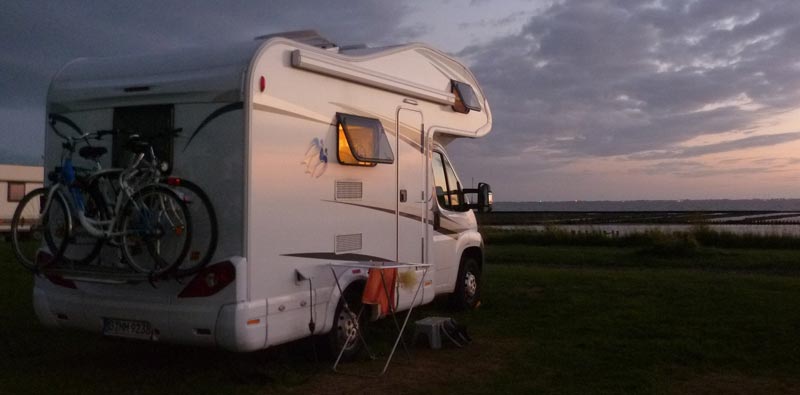 Sicher campen – so schützen sie sich vor Unwetter und Einbruch 1 Ein Wohnmobil in der Dämmerung, Stichwort campen.
(c) Pixabay.com