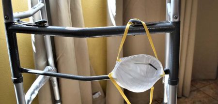 Eine Mund-Nasen-Schutzmaske, die auf einem Rollator hängt. (c) Pixabay.com