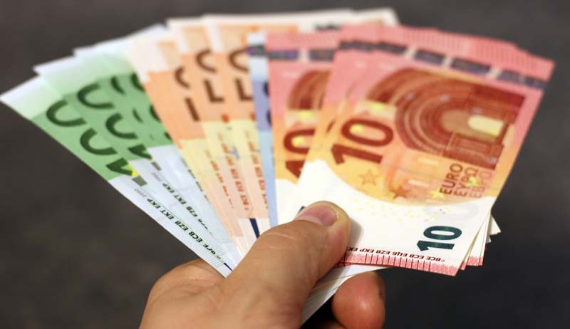 Corona-Regeln in beliebten Urlaubsländern: Darauf sollten sie achten 2 Eine Hand mit mehreren Euro-Scheinen.
(c) Pixabay.com