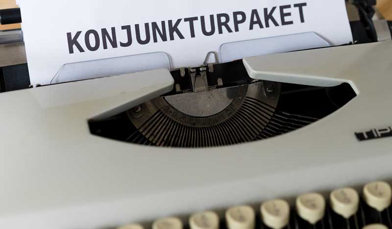 Eine Schreibmaschine mit einem Blatt Papier, auf dem "Konjunkturpaket" steht, Stichwort Wirtschaft.
(c) Pixabay.com