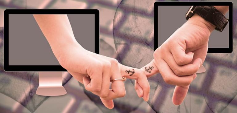 Illustration: zwei Hände, die aus einem Bildschirm ragen und sich mit den Zeigefingern gegenseitig halten. (c) Pixabay.com
