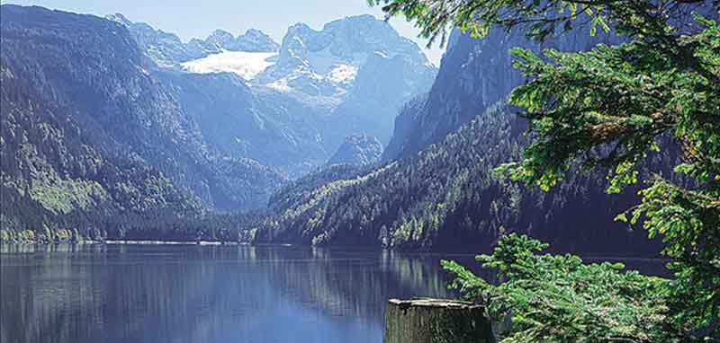 Blick über den Vorderen Gosausee auf den Dachstein. (c) Bundesforste/ Franz Soukup