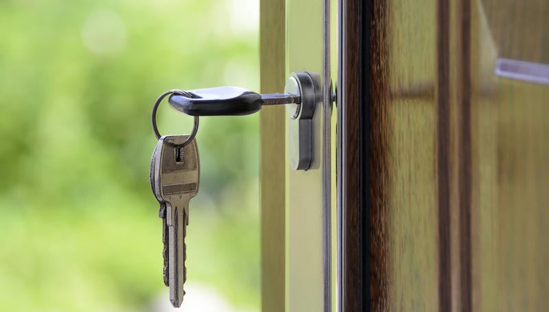 Mieten in Zeiten von Corona – Was ändert sich im Mietrecht? 2 Ein Schlüssel, der in einem Türschloss steckt.
(c) Pixabay.com
