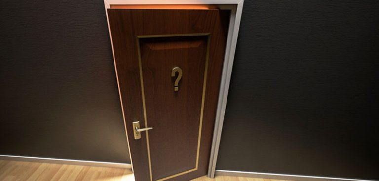 Eine leicht geöffnete Tür mit einem Fragezeichen. (c) Pixabay.com
