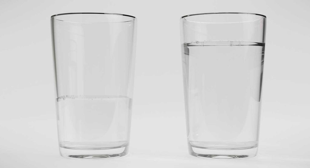 Ein halb volles und ein volles Glas Wasser nebeneinander, Stichwort Optimist.
(c) Pixabay.com