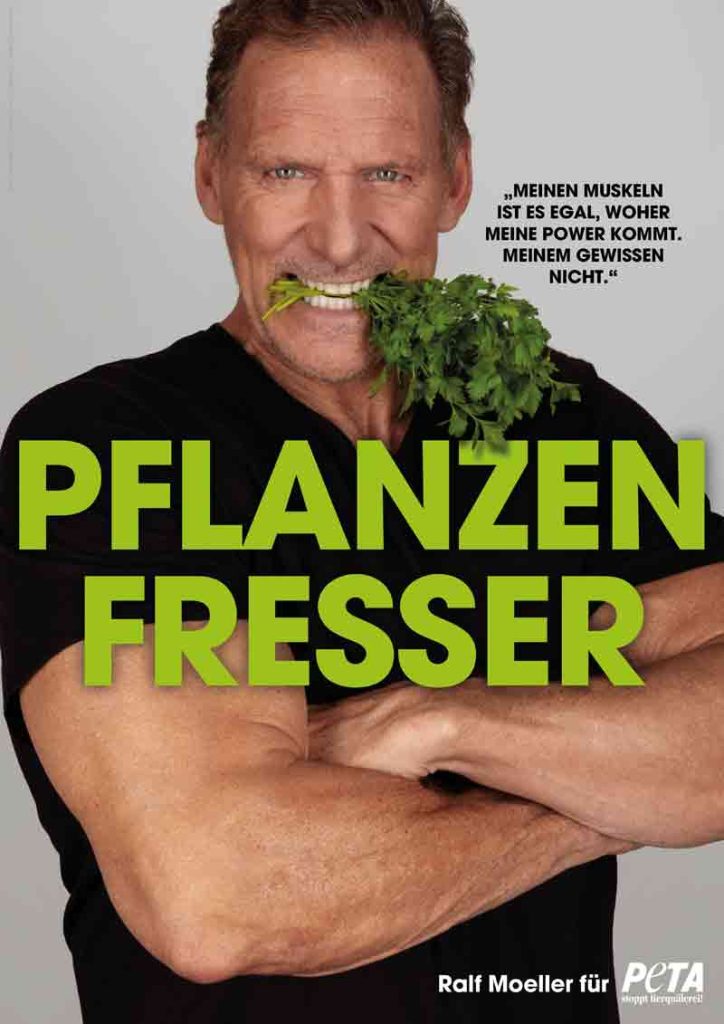 Ralf Moeller zeigt sich als "Pflanzenfresser" stark, fit und fleischfrei 1 Ralf Moeller mit Petersilie im Mund – Motiv einer PETA-Kampagne.
(c) PETA Deutschland e.V.