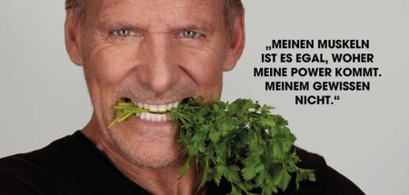 Ralf Moeller mit Petersilie im Mund – Motiv einer PETA-Kampagne. (c) PETA Deutschland e.V.