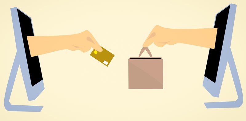 Illustration: eine Hand mit einer Kreditkarte, die aus einem Monitor ragt; aus dem gegenüber ragt eine Hand mit einem kleinen Einkaufssackerl, Stichwort sicher online bezahlen.
(c) Pixabay.com