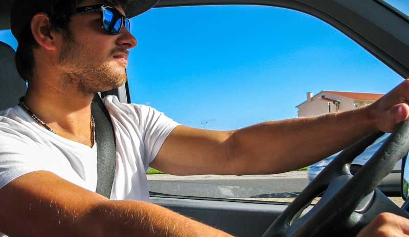 Ein Mann mit Sonnenbrille in seinem Auto, Stichwort Unfallgefahr bei großer Hitze.
(c) Pixabay.com