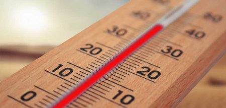 Ein Thermometer im Sommer, das an die 40 Grad Celsius anzeigt. (c) Pixabay.com