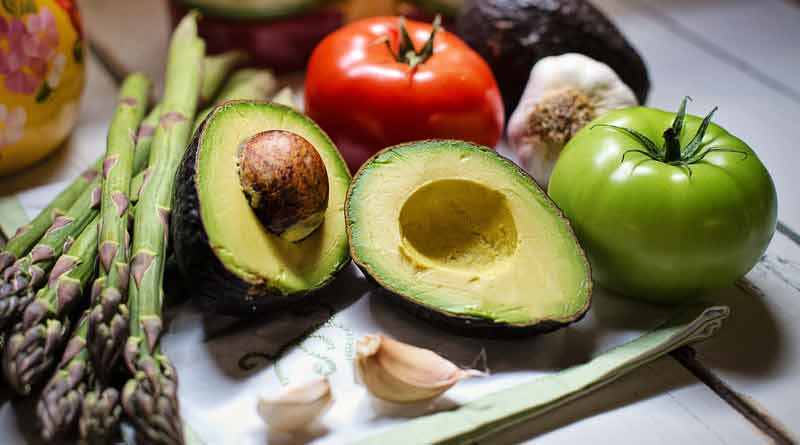 Gemüse: grüner Spargel, Paradeiser, Knoblauch und eine aufgeschnittene Avocado, Stichwort Low Carb.
(c) Pixabay.com