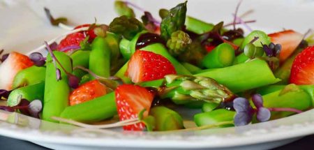 Ein Teller mit grünem Spargel und Erdbeeren. (c) Pixabay.com
