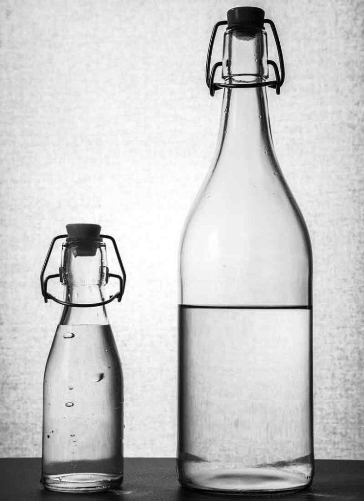 Eine große und eine kleine Flasche mit Wasser.
(c) Pixabay.com