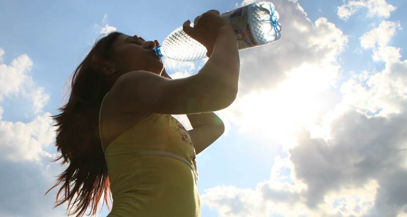 Ein Mädchen, dass aus einer Flasche Wasser trinkt.
(c) Pixabay.com