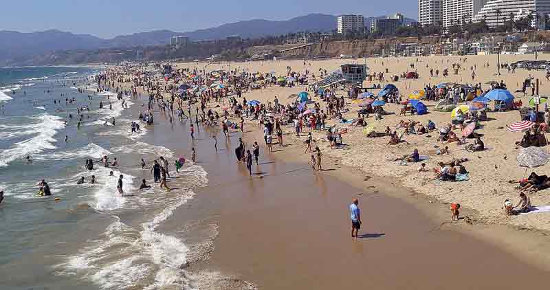 Urlaub in Corona-Zeiten: Das sollten ArbeitnehmerInnen beachten 1 Ein überfüllter Sandstrand.
(c) Pixabay.com