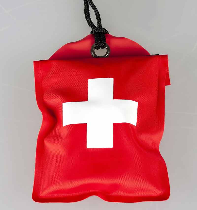 Eine kleine rote Rucksackapotheke mit weißem Kreuz.
(c) Pixabay.com