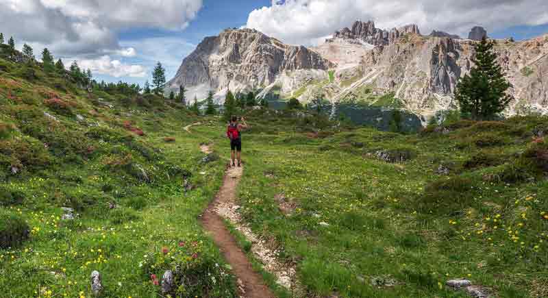 Ein Wanderer auf einem sonnigen Wanderweg in den Dolomiten beim Fotografieren.
(c) Pixabay.com