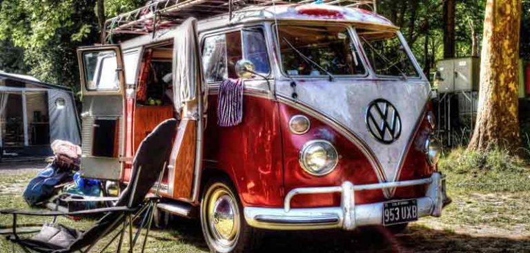 Ein alter Camping-VW-Bus auf einem Campingplatz. (c) Pixabay.com