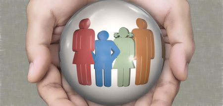 Corona verdeutlicht Herausforderungen des Ö Gesundheitssystems Illustration: Hände, die eine Kugel hält, in der Vater, Mutter und zwei Kinder abgebildet sind. (c) Pixabay.com