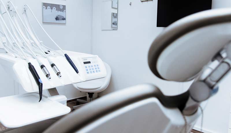 Sessel in einer Zahnarztpraxis mit Zahnarztgeräten daneben, Stichwort Zahnarztbesuch.
(c) Pixabay.com