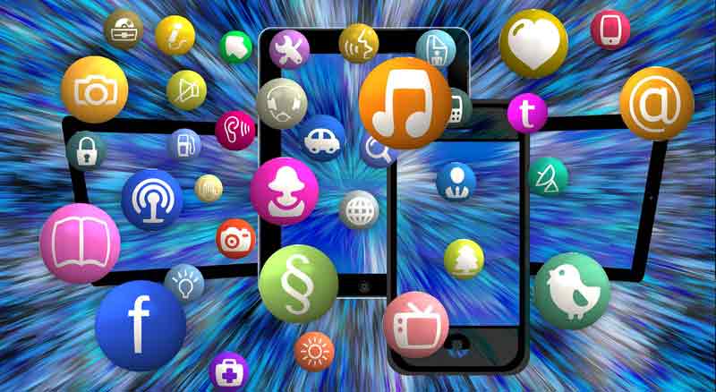 Alles nur ein Komplott? Corona-Verschwörungstheorien auf der Spur 1 Social Media Icons, die vor diversen Screens elektronischer Devices herum fliegen, Stichwort Verschwörungstheorie.
(c) Pixabay.com