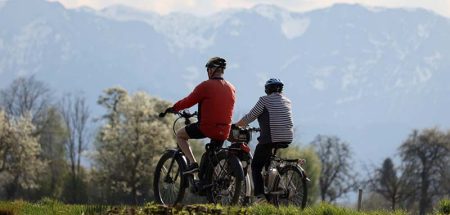 Zwei E-Biker vor einer Bergkulisse in den Alpen. (c) Pixabay.com