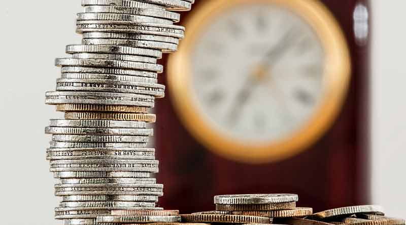 Familie & finanzielle Sicherheit die wichtigsten Lebenswert-Faktoren 2 Ein Stapel Euro-Münzen, dahinter unscharf eine Uhr.
(c) Pixabay.com