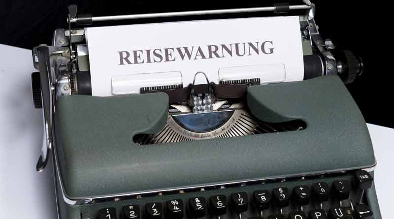 Eine alte Schreibmaschine mit einem Blatt, auf dem "Reisewarnung" steht.
(c) Pixabay.com