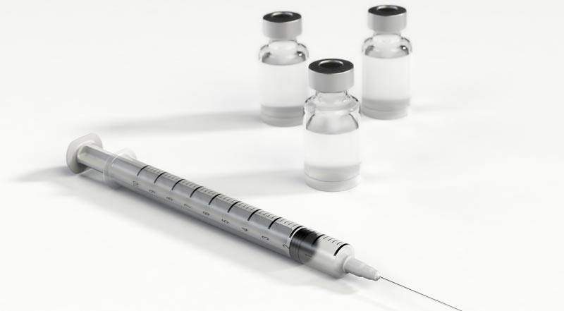 Eine Spritze und drei Ampullen Impfstoff, Stichwort Impf-Debatte.
(c) Pixabay.com