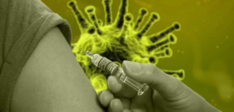 Der Arm eines Mannes, der gerade eine Impfung bekommt; im Hintergrund ein Coronavirus. (c) Pixabay.com