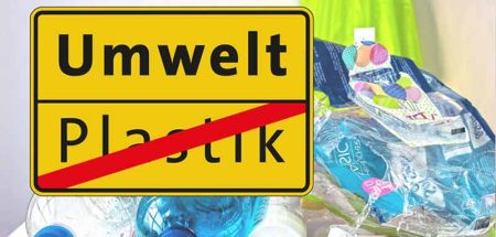 Plastikmüll, davor ein Schild mit "Umwelt" und darunter "Plastik" durchgestrichen. (c) Pixabay.com