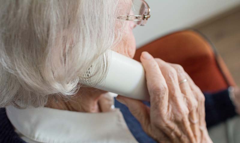 Eine alte Frau mit einem Telefonhörer an ihrem Ohr.
(c) Pixabay.com