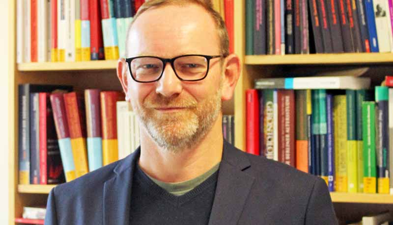 Im Seniorenheim: Traurig und verzweifelt, aber auch verständnisvoll 1 Portrait Prof. Dr. Mirko Sporket vom Fachbereich Sozialwesen der FH Münster untersucht die Auswirkungen der Pandemie auf Seniorenheime.
(c) FH Münster/ Stefanie Gosejohann
