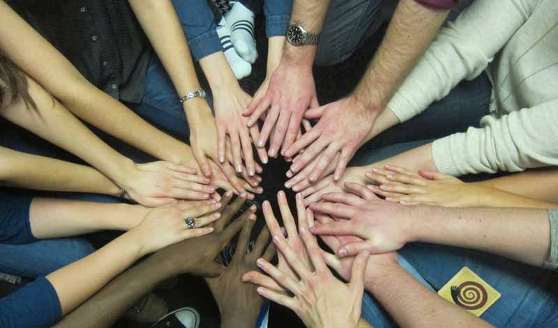 Im Seniorenheim: Traurig und verzweifelt, aber auch verständnisvoll 2 Hände, die alle zusammen in die Mitte gestreckt werden.
(c) Pixabay.com