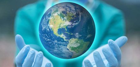 Erkenntnisse: Was uns Covid-19 für zukünftige Pandemien lehrt Ein Arzt mit Handschuhen, der eine Weltkugel hält. (c) Pixabay.com