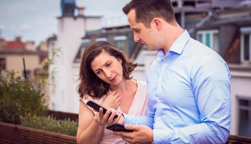Mobilfunktarif jährlich im Voraus zahlen und damit Geld sparen 2 Ein Mann mit zwei Smartphones zeigt eines einer Frau, die neben ihm steht.
(c) tarife.at/ Harald Lachner