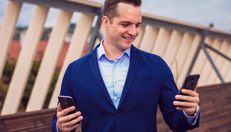 Mobilfunktarif jährlich im Voraus zahlen und damit Geld sparen 1 Ein Mann mit zwei Smartphones in den Händen, Stichwort Vergleich des Mobilfunktarifs.
(c) tarife.at/ Harald Lachner