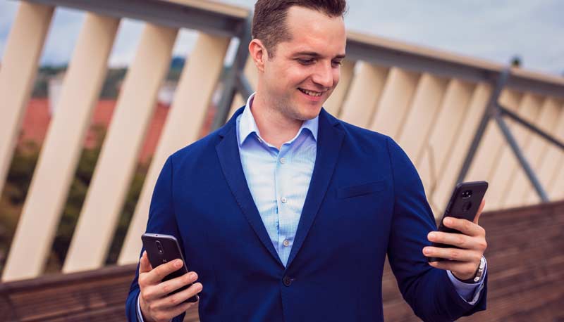 Ein Mann mit zwei Smartphones in den Händen, Stichwort Vergleich des Mobilfunktarifs.
(c) tarife.at/ Harald Lachner