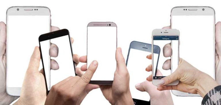 Mehrere Hände mit Smartphones mit weißen Screens. (c) Pixabay.com