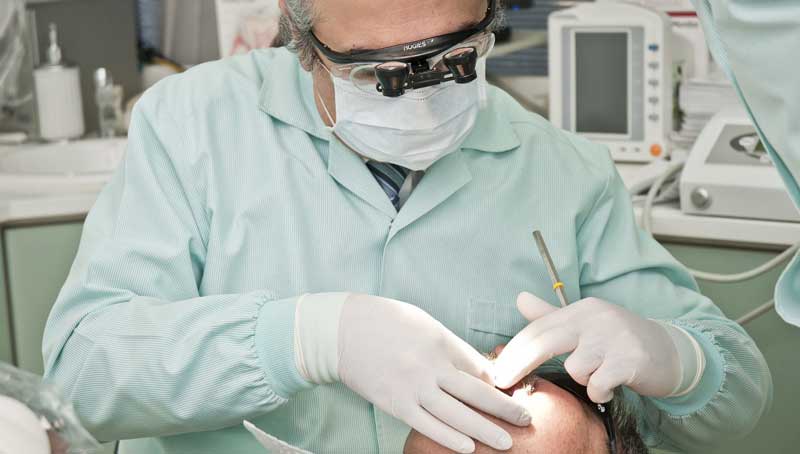 Ein Zahnarzt bei der Behandlung eines Patienten.
(c) Pixabay.com