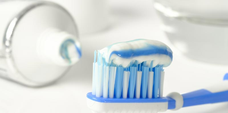 Eine offene Zahnpastatube und eine Zahnbürste mit Zahnpasta, Stichwort Mundgesundheit.
(c) Pixabay.com