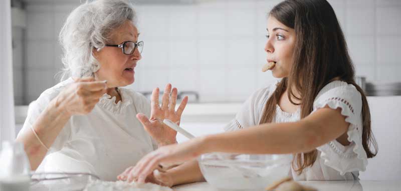 Eine alte und eine junge Frau beim gemeinsamen Backen. (c) Pexels.com