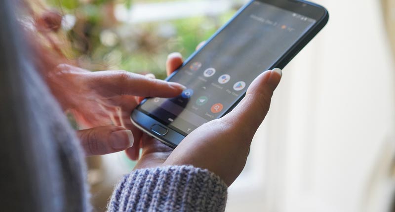 Erwartungen und Anforderungen der Smartphone-Nutzer 65+ 1 Die Hände einer Frau, die ein Smartphone hält und darauf tippt, Stichwort Smartphone-Nutzer.
(c) Doro