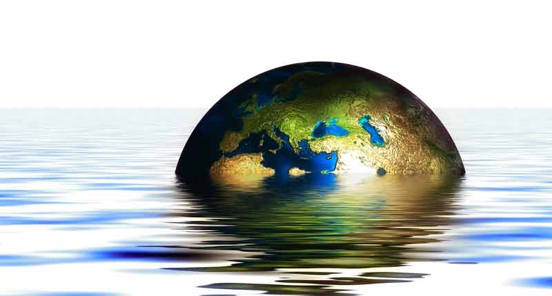 Eine Weltkugel, die im Wasser untergeht.
(c) Pixabay.com